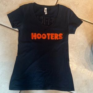 Black hooters v neck short sleeve